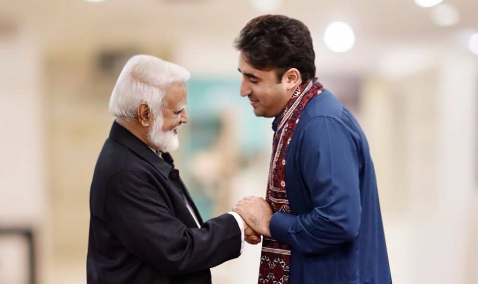 مزار پر ایک شخص کی بوسہ لینے کی کوشش پر بلاول ناراض