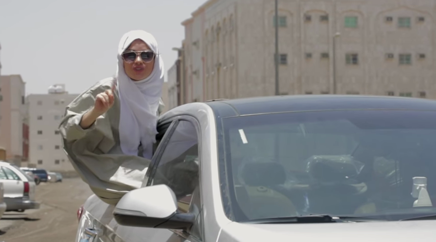 سعودی عرب لڑکیوں کو کار چلانے کی اجازت کیا ملی وہ تو گانا بھی گانے لگ گئیں