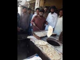 ابرالحق نے اپنے ووٹرز کو خوش کرنے کے لیے تندور میں روٹیاں لگائی