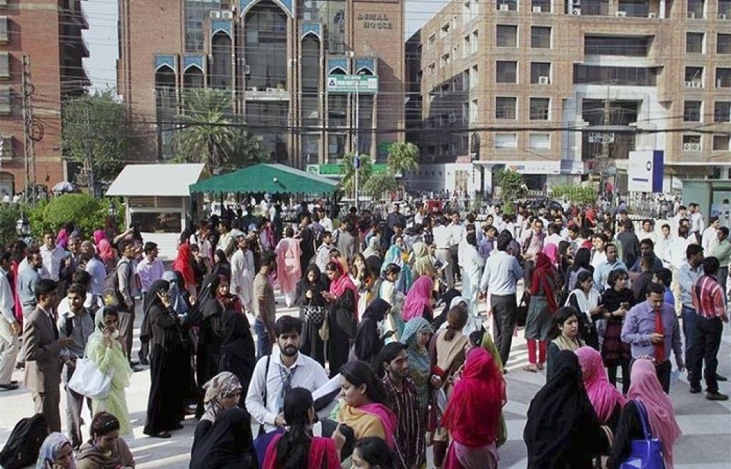 لاہور زلزلے کی وجہ سے لوگ کلمہ طیبہ کا ورد کرتے ہوئے گھروں سے نکل آئے