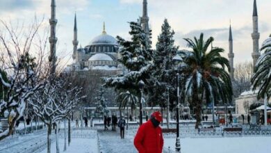استنبول میں شدید برفباری سے نظام زندگی مفلوج، سڑکوں پر ٹریفک کی روانی متاثر