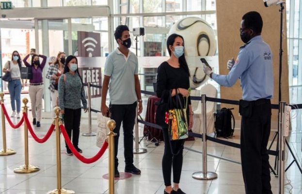 اماراتی حکام کا غیر ویکسین یافتہ افراد پر سفری پابندی کا فیصلہ