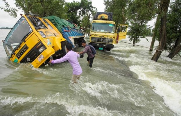 بنگلادیش اور بھارت میں تیز بارشیں اور سیلاب، لاکھوں افراد پھنس گئے