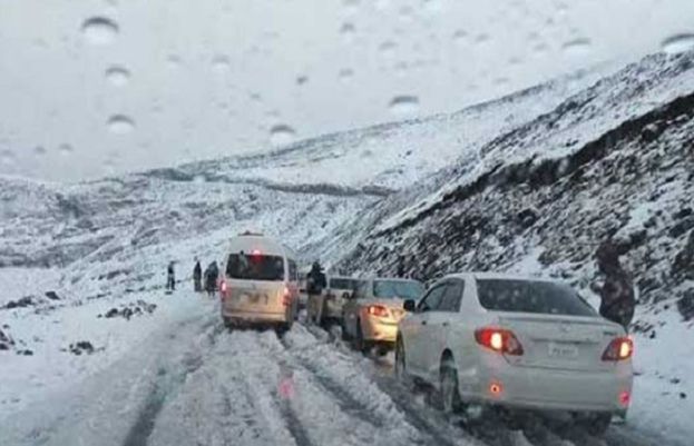 گلگت بلتستان اور وادی کاغان میں برف باری، بابوسر شاہراہ ٹریفک کیلئے بند