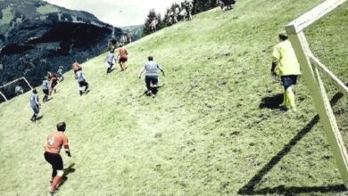 پہاڑی پر فٹبال کھیلنے کا مشکل ترین مقابلہ