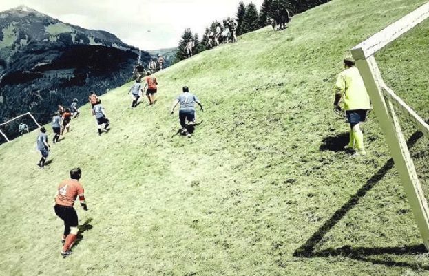 پہاڑی پر فٹبال کھیلنے کا مشکل ترین مقابلہ