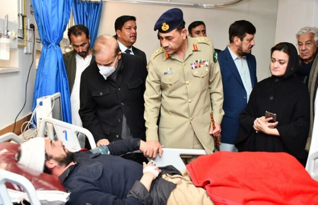 وزیراعظم شہباز شریف اور آرمی چیف پشاور پہنچ گئے، پشاور پولیس لائنز کے زخمیوں کی عیادت