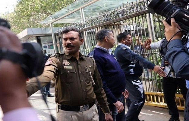 مودی سرکار بوکھلا ہٹ کی شکار، بھارت میں بی بی سی کے دفاتر پر پولیس کی چڑھائی