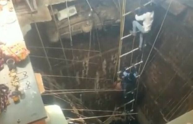 بھارت میں مندر کے کنویں کی چھت گرنے سے 12 افراد ہلاک