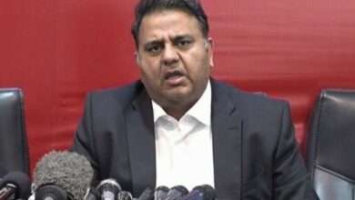عمران خان پر درج مقدمات کے خلاف عالمی اداروں سے رابطہ کر رہے ہیں: فواد چوہدری