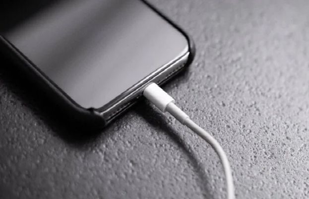 کون سی 2 عام عادات اسمارٹ فون بیٹری کی زندگی کو کم کرتی ہیں؟