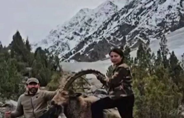 ڈاکٹر نازنین گلگت بلتستان کی پہلی خاتون شکاری بن گئیں