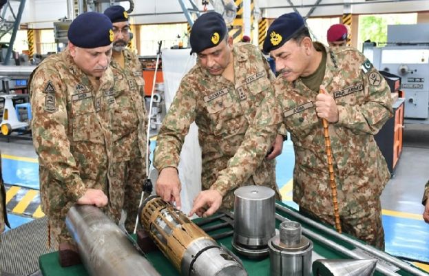 آرمی چیف کا ہیوی انڈسٹریز ٹیکسلا کا دورہ، ایچ آئی ٹی کی تکنیکی صلاحیتوں پر بریفنگ