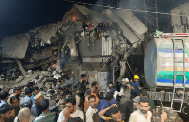 کراچی میں آتشزدگی سے متاثرہ 2 فیکٹریوں کی عمارتیں زمین بوس، 4 فائر فائٹرز جاں بحق
