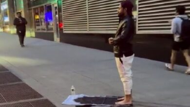 رضوان کی امریکا میں سڑک پر نماز پڑھتے ہوئے ویڈیو سوشل میڈیا پر وائرل