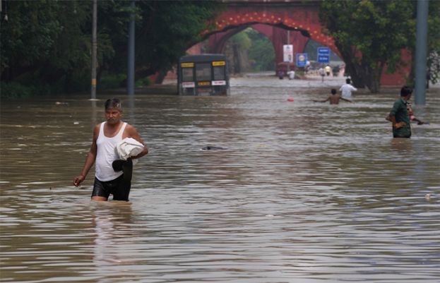 بھارتی دارالحکومت نئی دہلی میں سیلابی صورتحال، 100سے زائد افراد ہلاک