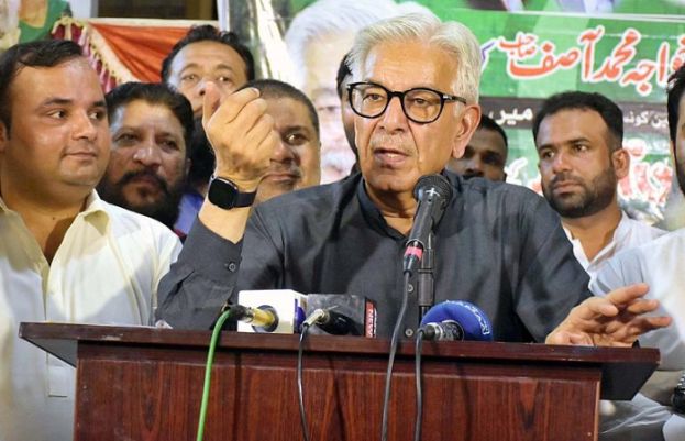 شہباز شریف نے ملک کو مشکلات اور چیلنجز سے نکالنے میں اہم کردار ادا کیا: خواجہ آصف