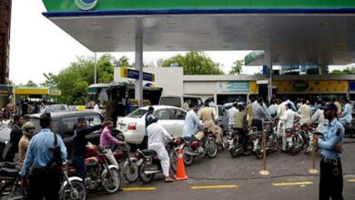 نگران وفاقی وزیر نے پیٹرولیم مصنوعات کی قیمتوں سے متعلق بڑی خوشخبری سنادی