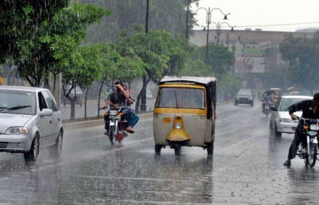 لاہور: مختلف علاقوں میں صبح سویرے موسلادھار بارش سے موسم خوشگوار