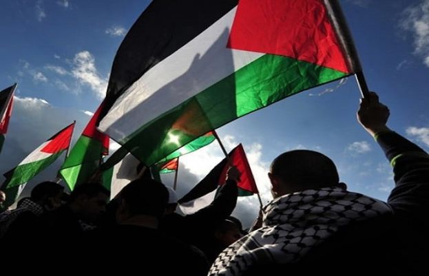برطانیہ کی سڑکوں پر فلسطینی پرچم لہرانا دہشت گردی کی حمایت قرار دی جائے گی: برطانوی ہوم سیکریٹری