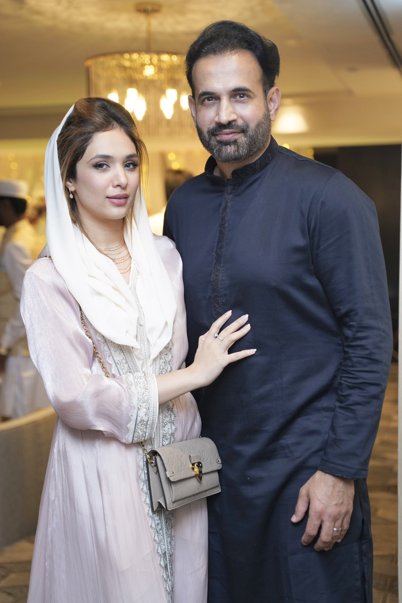 عرفان پٹھان نے شادی کی آٹھویں سالگرہ پر اہلیہ کا چہرہ دکھا دیا