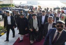 ایرانی صدر ابراہیم رئیسی کی کراچی میں مزار قائد پر حاضری، پھولوں کی چادر چڑھائی اور فاتحہ خانی کی