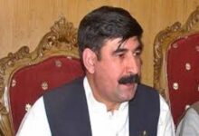 پاکستان پیپلز پارٹی کے رہنما اخونزادہ چٹان کی گاڑی پر بم دھماکا