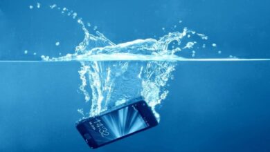 اگر آپ کا  اسمارٹ فون پانی میں گرجائے تو کیا کرنا چاہیے؟