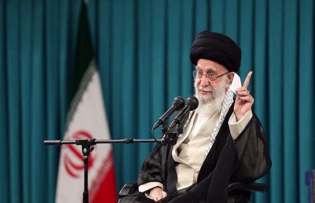 امریکا سن لے ایران کبھی سرنڈر نہیں کرے گا، آیت اللہ سید علی خامنہ ای