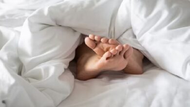 چادر یا کمبل سے پاؤں باہر نکال کر سونا کیوں ضروری ہے؟ جانیے