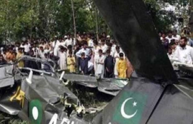 مردان میں پاک فضائیہ کا تربیتی طیارہ گرکر تباہ، 2 پائلٹ شہید
