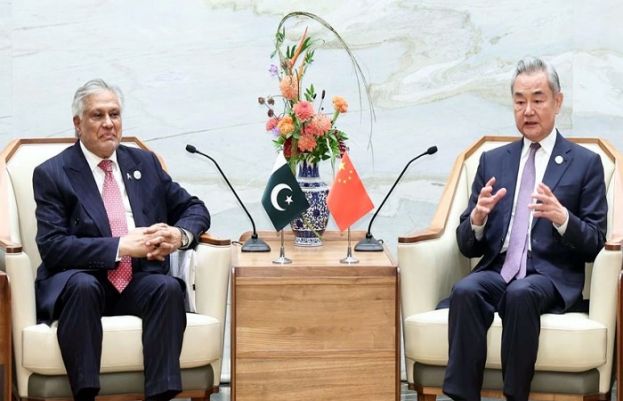 اسحاق ڈار کی چین کے وزیر خارجہ وانگ یی سے ملاقات، امریکا اور ایران کے درمیان فوری جنگ بندی، مذاکرات کی بحالی پر زور