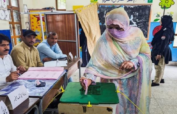 آزاد کشمیر الیکشن کے دوسرے مرحلے کیلئے ووٹنگ، پولنگ کا وقت ایک گھنٹہ بڑھا دیا گیا