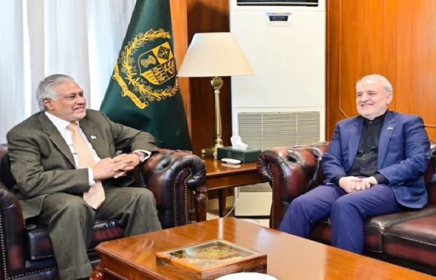 وزیر خارجہ اسحاق ڈار سے ایرانی سفیر کی ملاقات، خطے کی صورتحال اور مذاکرات پر بات چیت