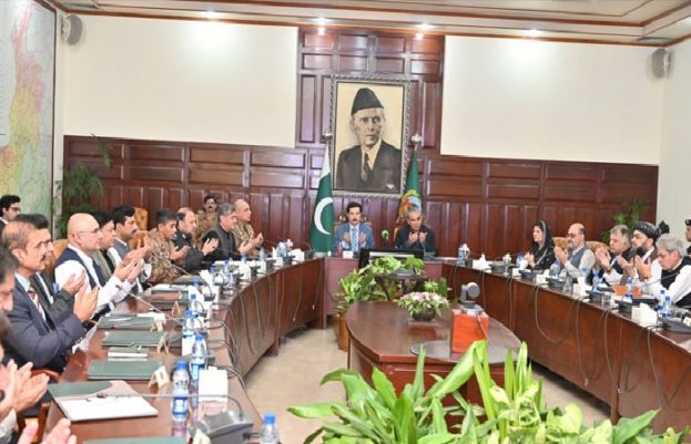 صوبے میں امن و امان کی بہتری کیلئے تمام دستیاب وسائل بروئےکار لائے جائیں گے، خیبر پختونخوا کی اپیکس کمیٹی کے اجلاس میں فیصلہ