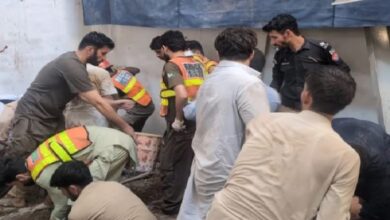 پشاور میں نجی اسکول کی چھت گرگئی، 34 بچے اور ایک ٹیچر جاں بحق