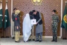پشاور: کے پی پولیس کے 54 شہدا کے اہلخانہ میں پلاٹوں کے الاٹمنٹ لیٹرز تقسیم