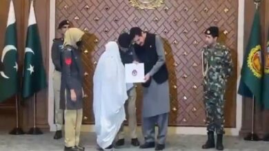 پشاور: کے پی پولیس کے 54 شہدا کے اہلخانہ میں پلاٹوں کے الاٹمنٹ لیٹرز تقسیم